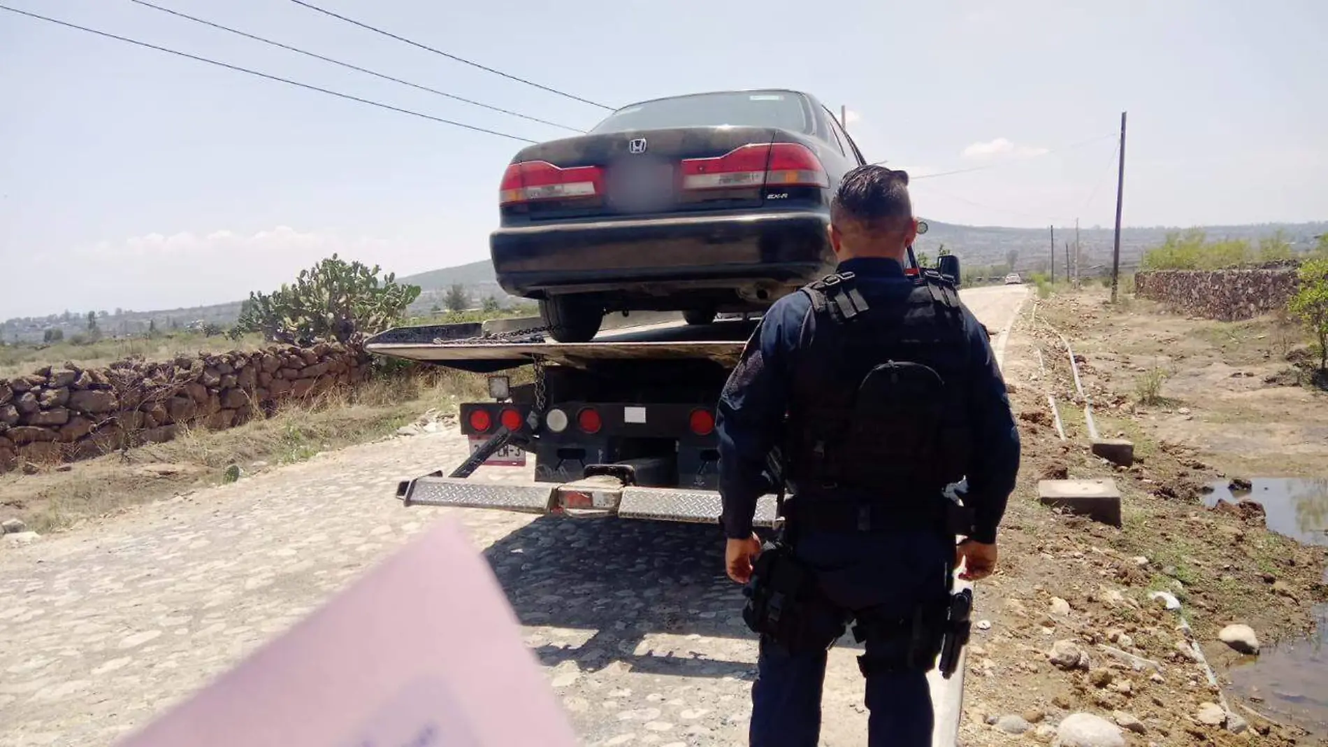 SJR POLI IBA A BORDO DE UN AUTO